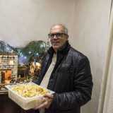 Emanuele poi afferra un cesto colmo di cartellate ancora da friggere: stavolta sono abbastanza minute. �Mia moglie ne cucina cos� tante che alla fine si � convinta di farle anche su richiesta�, afferma sorridendo il signore